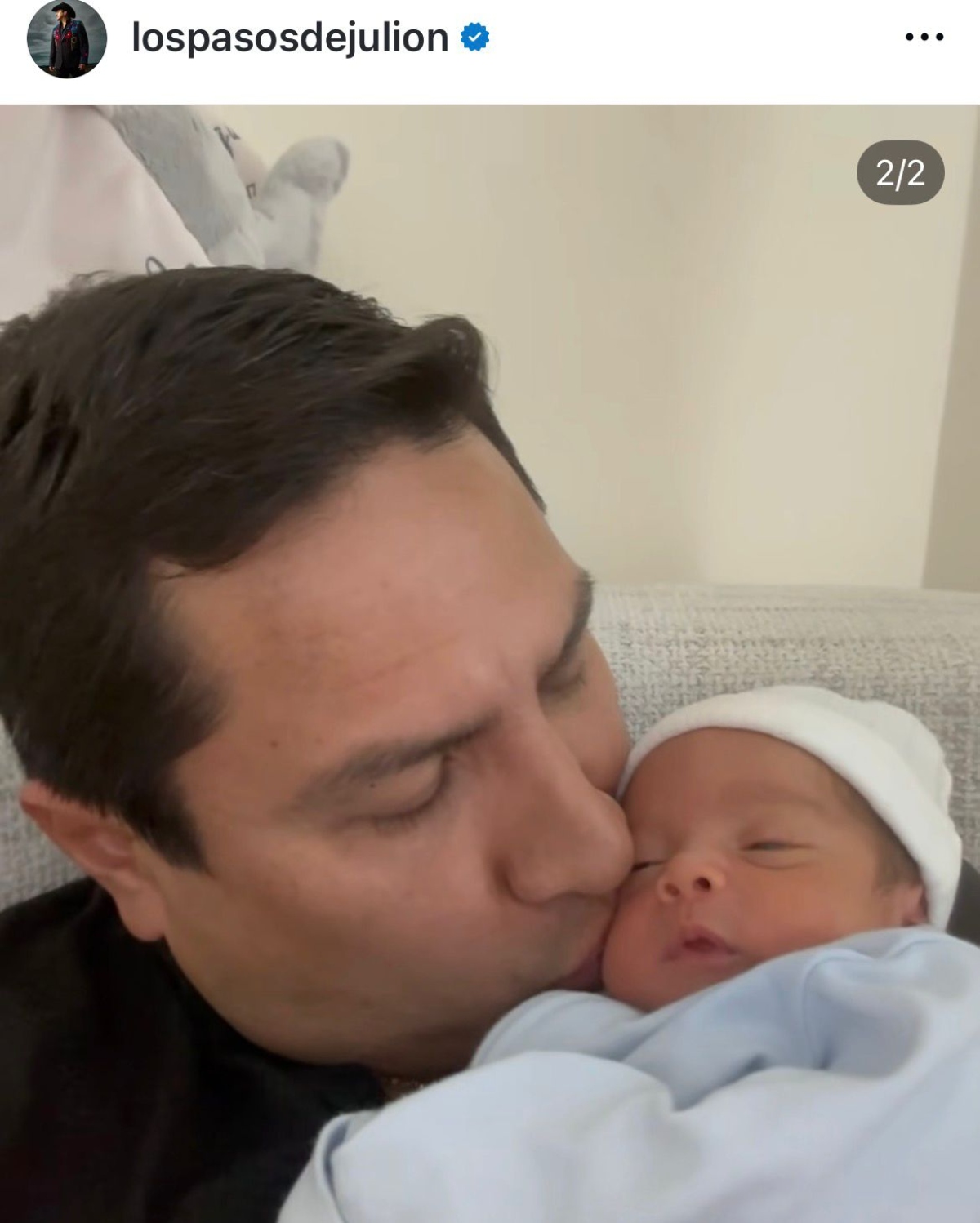 Julión Álvarez muestra fotos de su tercer hijo