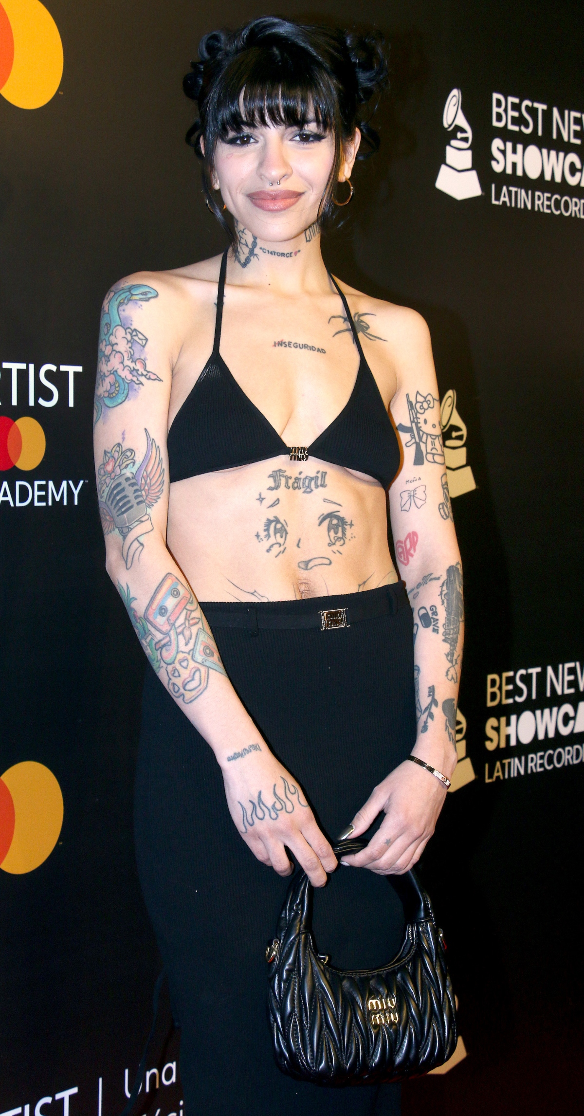 Cazzu le gana demanda a Christian Nodal