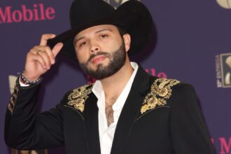 Leonardo Aguilar presenta a su novia Adriana Caballero