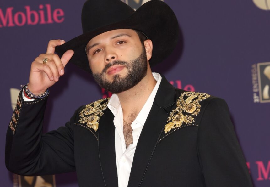 Leonardo Aguilar presenta a su novia Adriana Caballero