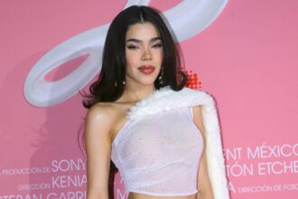 Kenia OS dona millón de pesos a mamá de cantante