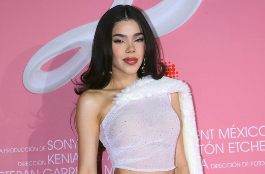 Kenia OS dona millón de pesos a mamá de cantante