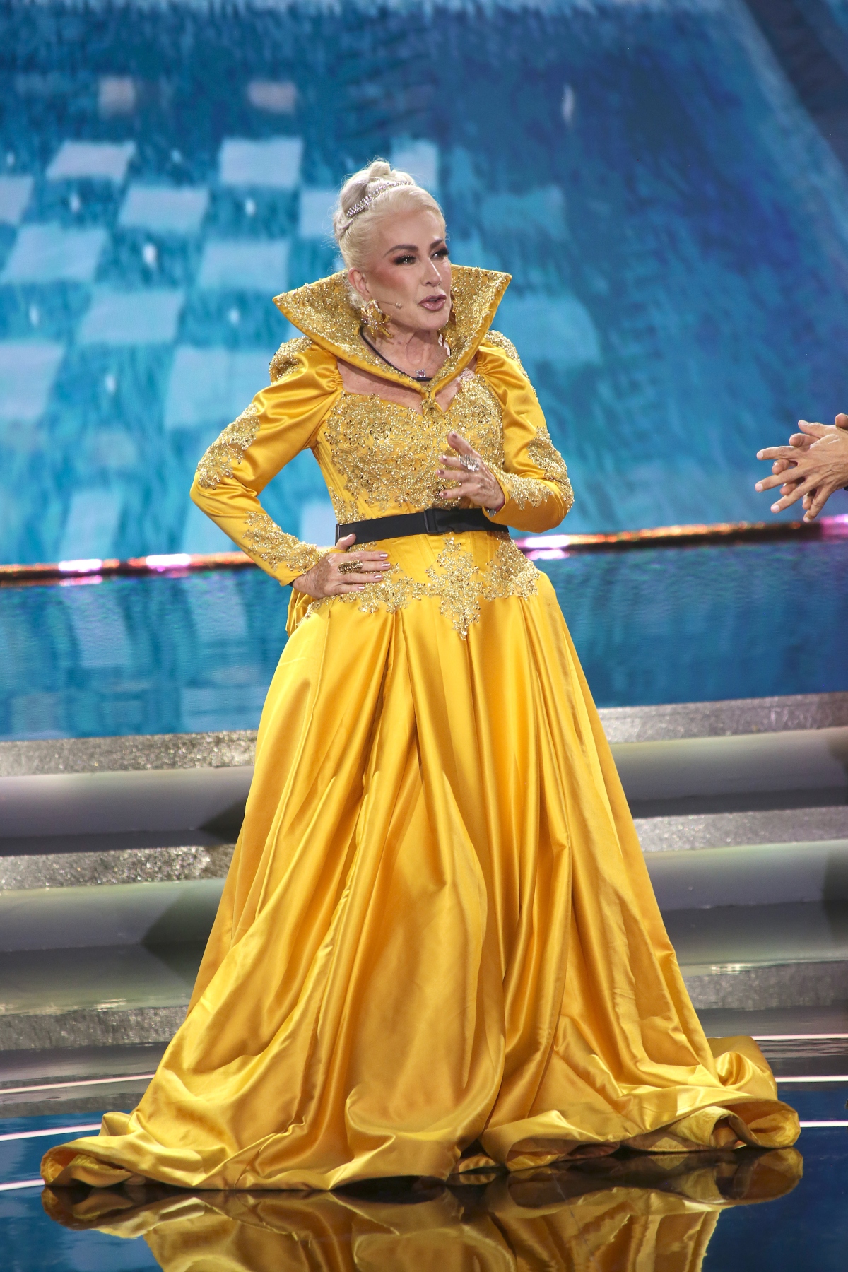 Laura Zapata expone a Telemundo en plena gala