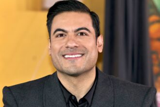 Carlos Rivera pays tribute to Taylor Swift