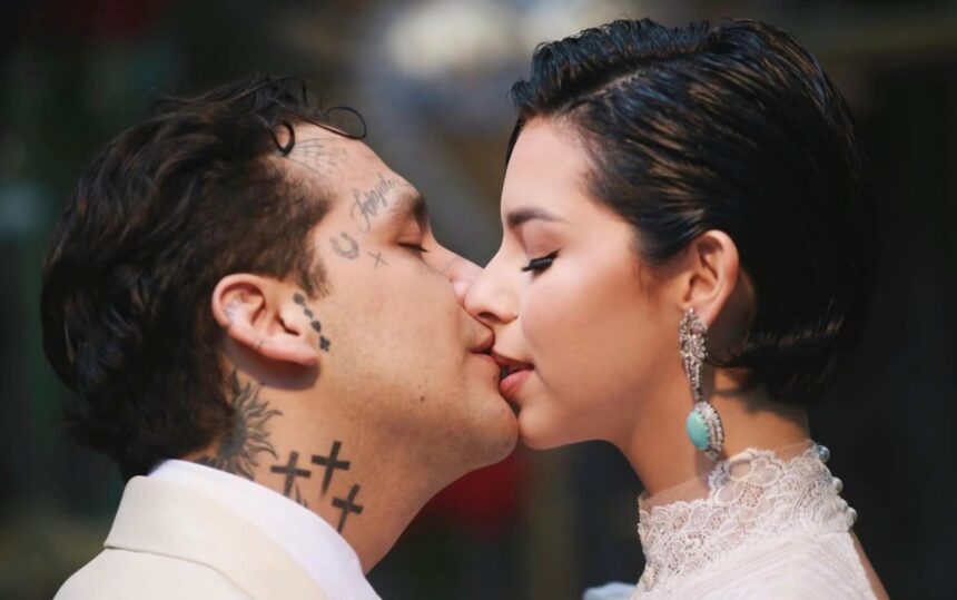 Ángela Aguilar retoca foto con Christian Nodal