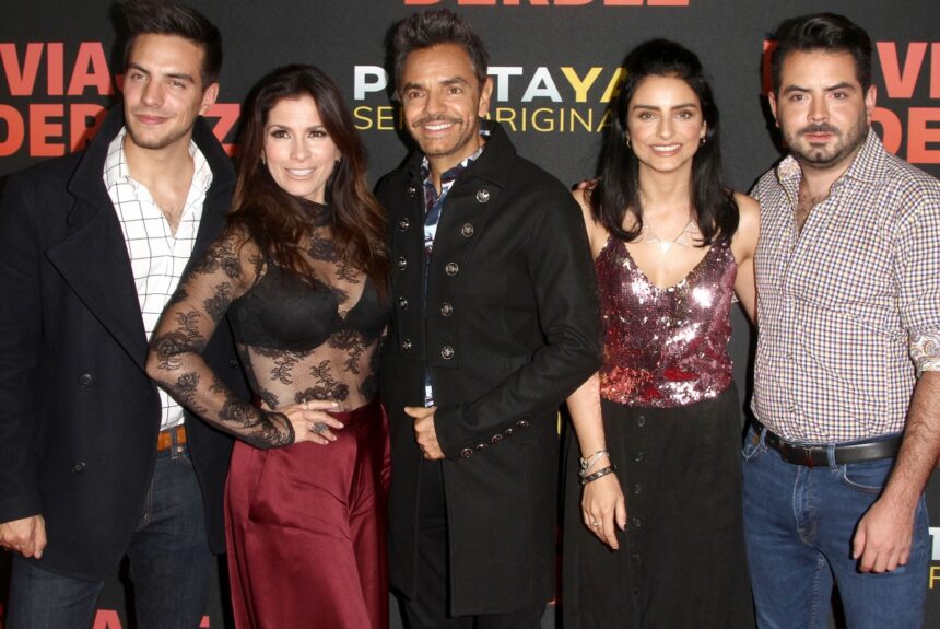 Eugenio Derbez le manda mariachis a su hijo José Eduardo