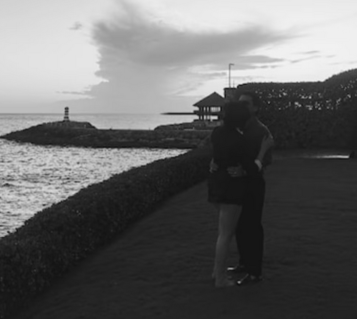 Ángela Aguilar retoca foto con Christian Nodal