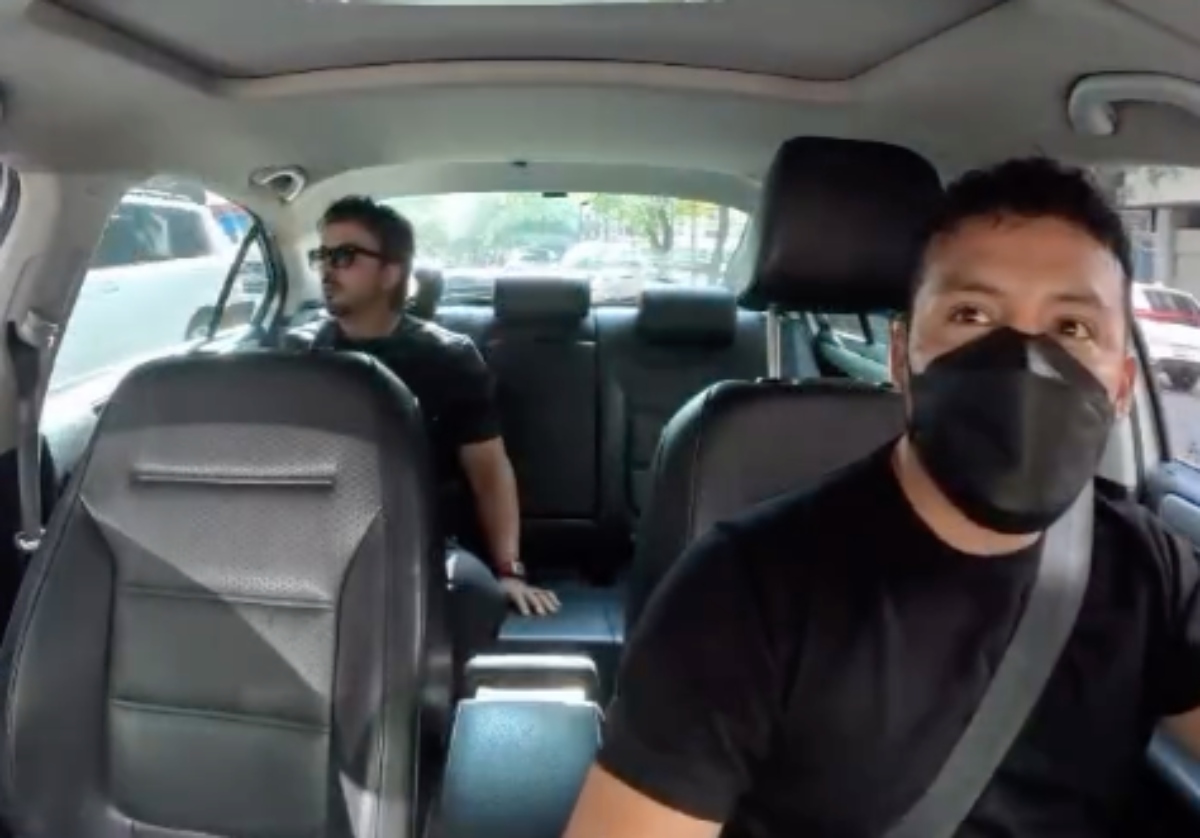 Luis Fonsi a bordo de un taxi en México