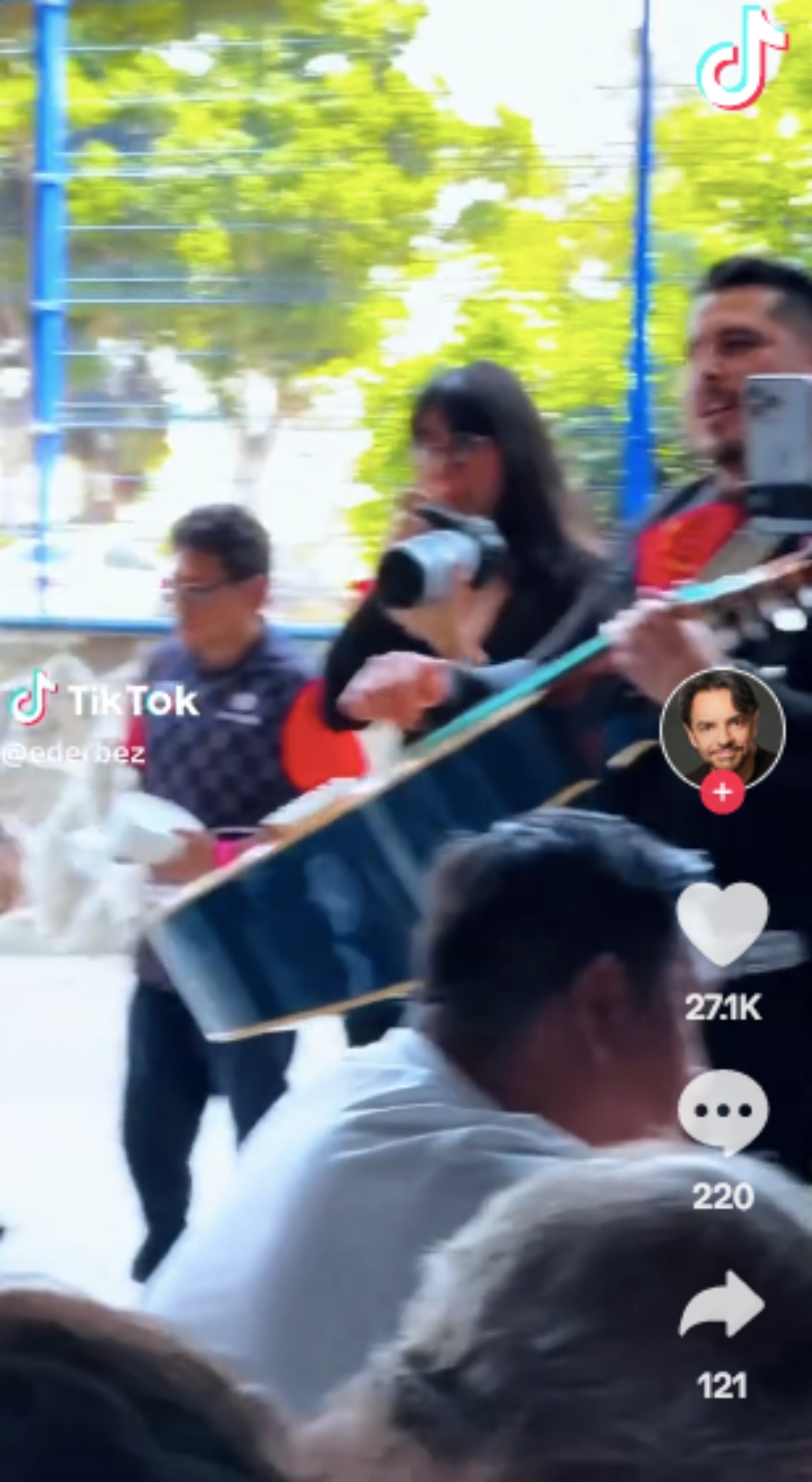 Eugenio Derbez le manda mariachis a su hijo José Eduardo