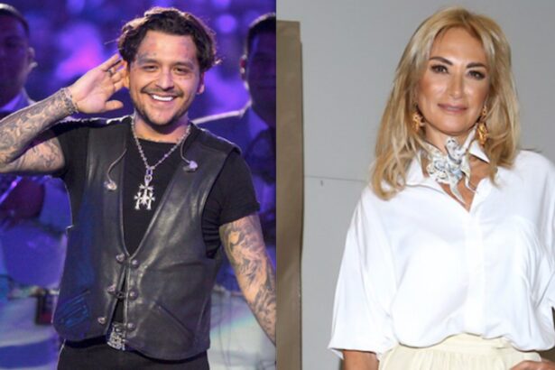 Adela Micha besa a Christian Nodal