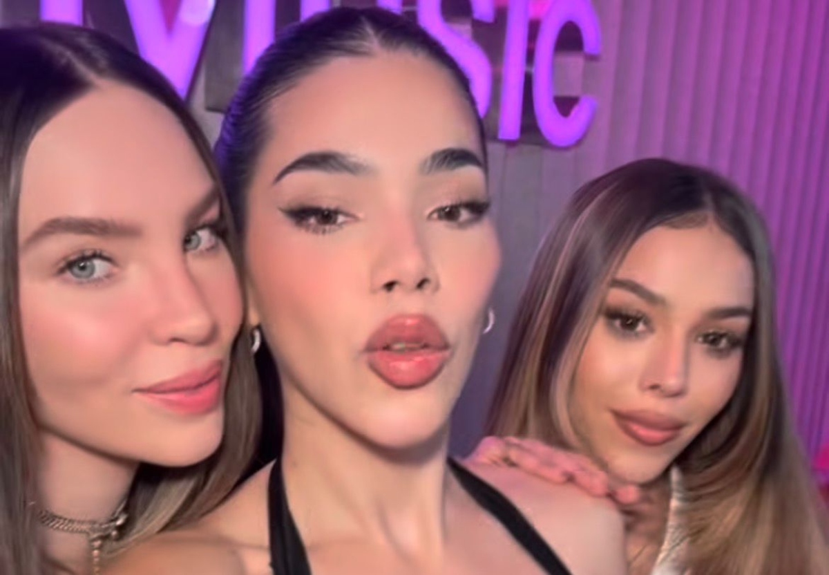 Danna, Belinda and Kenia OS run out of song