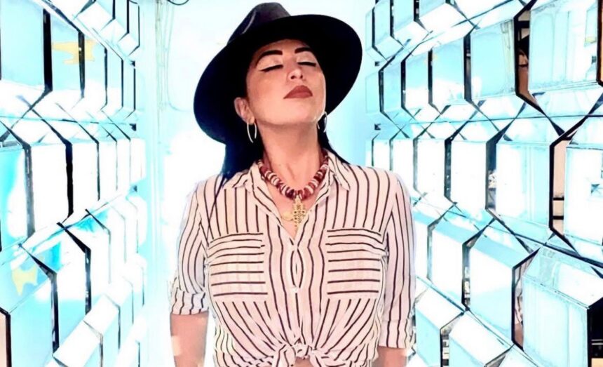 Mamá de Christian Nodal elimina las fotos