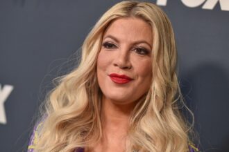 Tori Spelling sufre accidente de auto