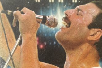 Micrófono dorado de la banda Queen será subastado