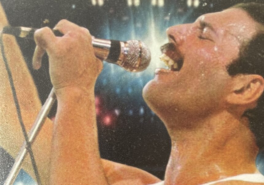 Micrófono dorado de la banda Queen será subastado