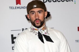 Sorprenden a Bad Bunny de 'incógnito' en la Sagrada Familia