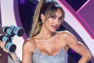 Karol G gives birthday gift to Anahi
