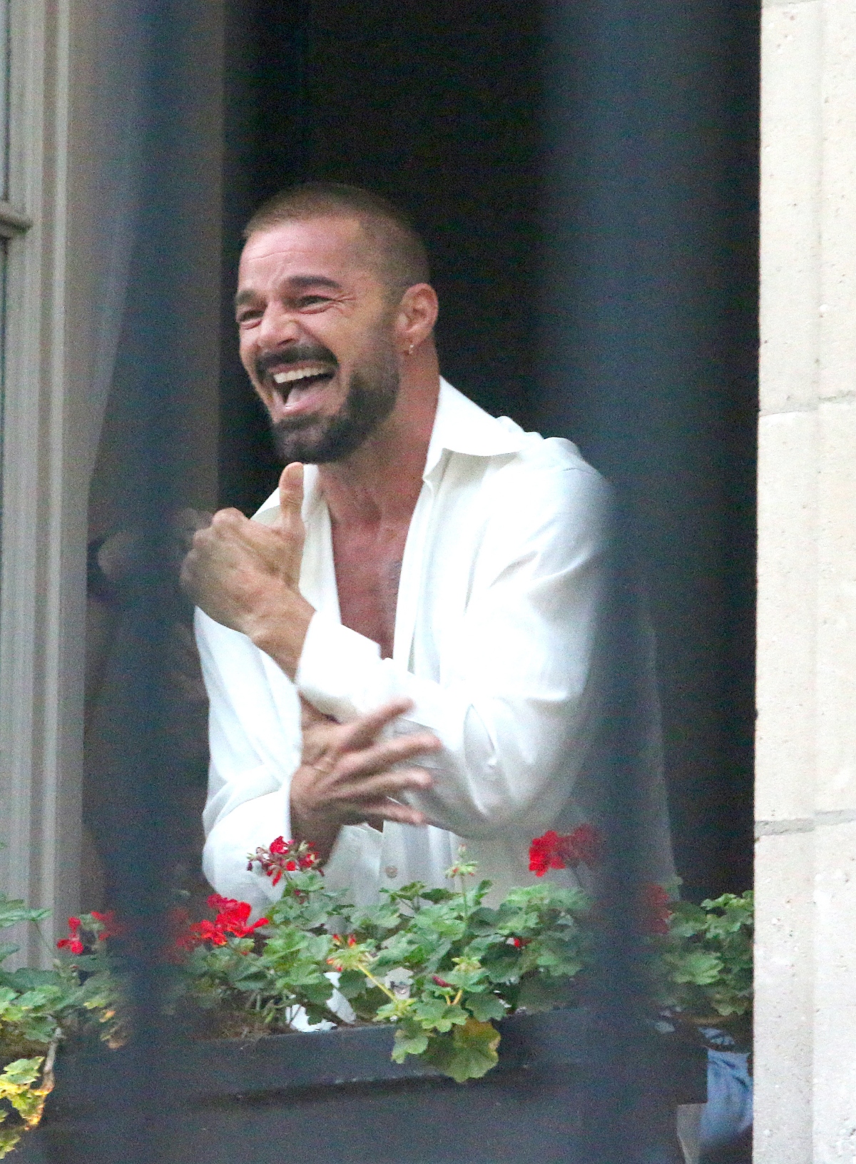 Ricky Martin es atacado con gas lacrimógeno