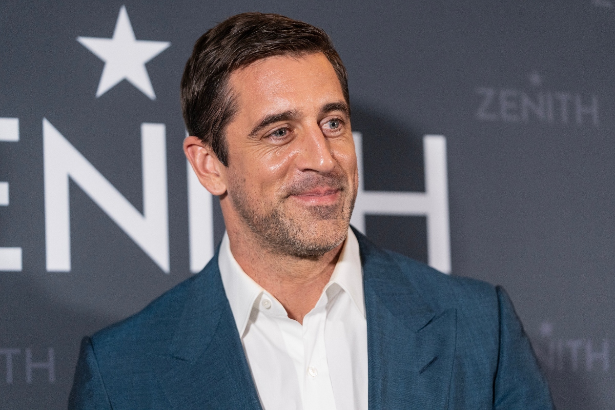 Aaron Rodgers re-signs with Steelers