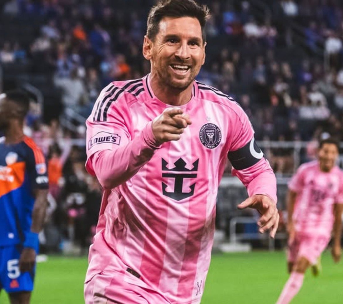 Canelo with Ronaldo and Messi among the richest in the world