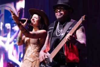 Cazzu es coronada por A.B. Quintanilla hermano de Selena