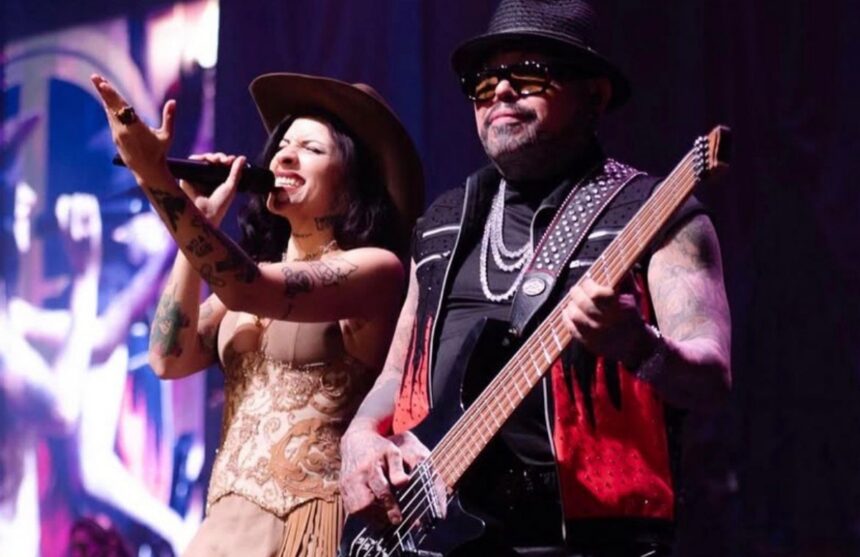 Cazzu es coronada por A.B. Quintanilla hermano de Selena