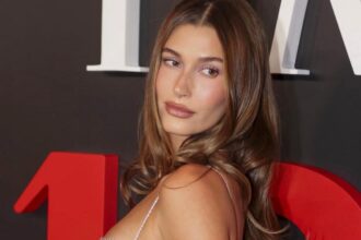 Hailey Bieber protagoniza la campaña de verano de la firma 'Mango'