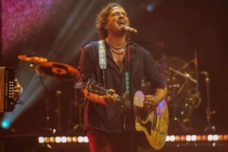 Carlos Vives releases 'El último disco Vol. 1'.