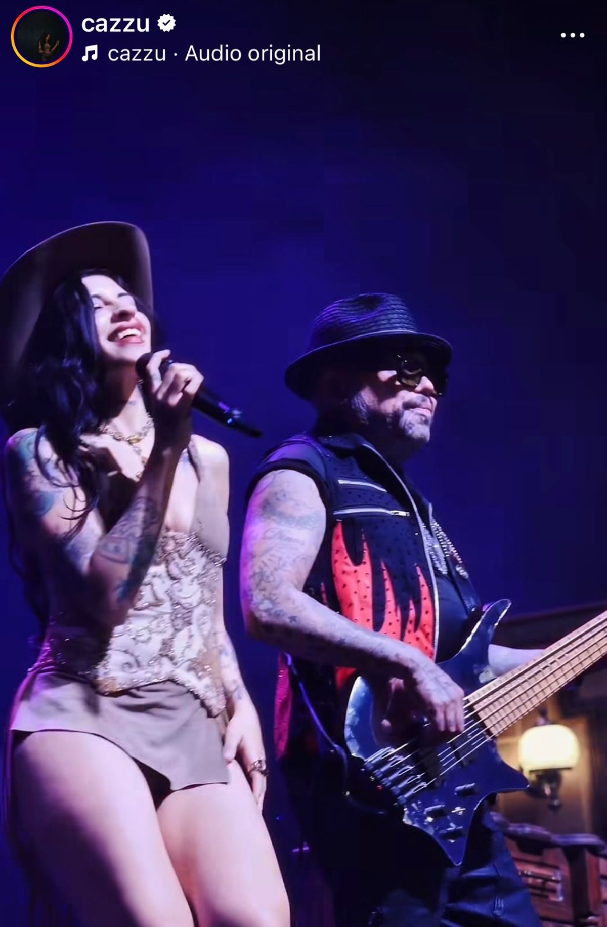 Cazzu es coronada por A.B. Quintanilla hermano de Selena