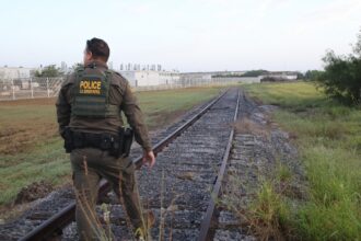 mexicanos vagón tren Laredo, vías del tren, agente Patrulla Fronteriza, Inmigración, QuéOnnda