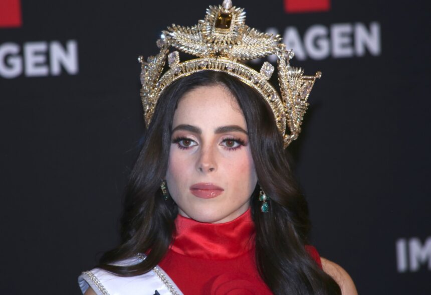 Fátima Bosch, Miss Universo aparece entrando de rodillas a iglesia