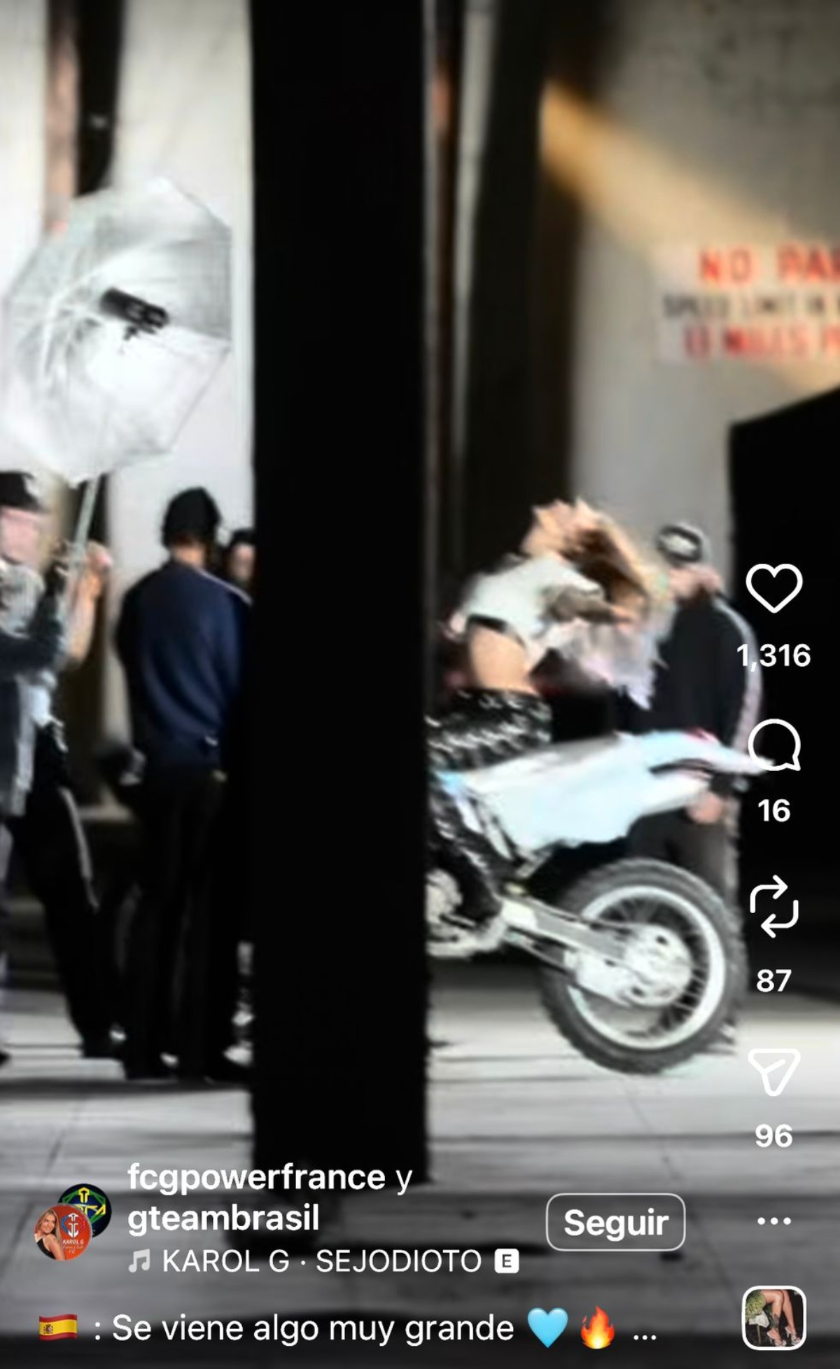 Karol G aparece en motocicleta junto a un hombre