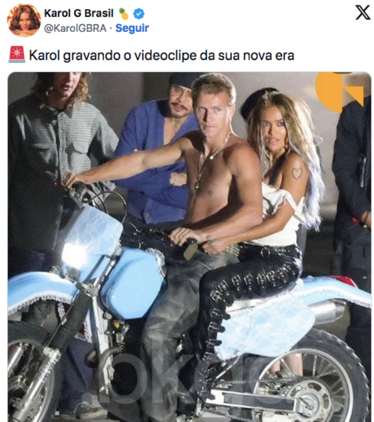 Karol G aparece en motocicleta junto a un hombre