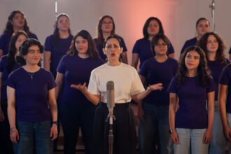 Julieta Venegas presenta su canción 'La niña futbolista'