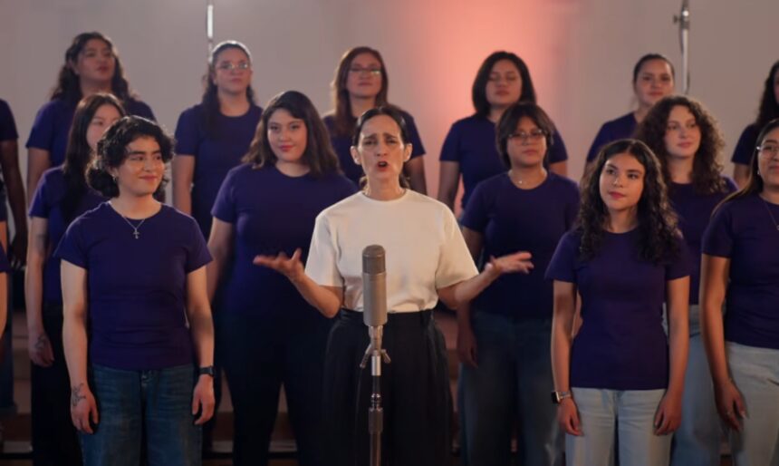 Julieta Venegas presenta su canción 'La niña futbolista'