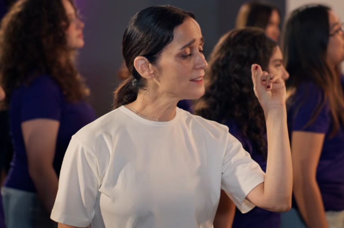 Julieta Venegas presenta su canción 'La niña futbolista'