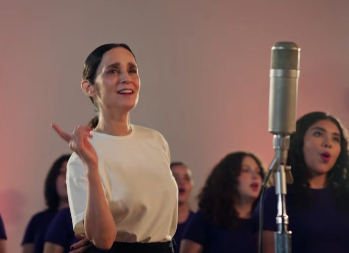 Julieta Venegas presenta su canción 'La niña futbolista'