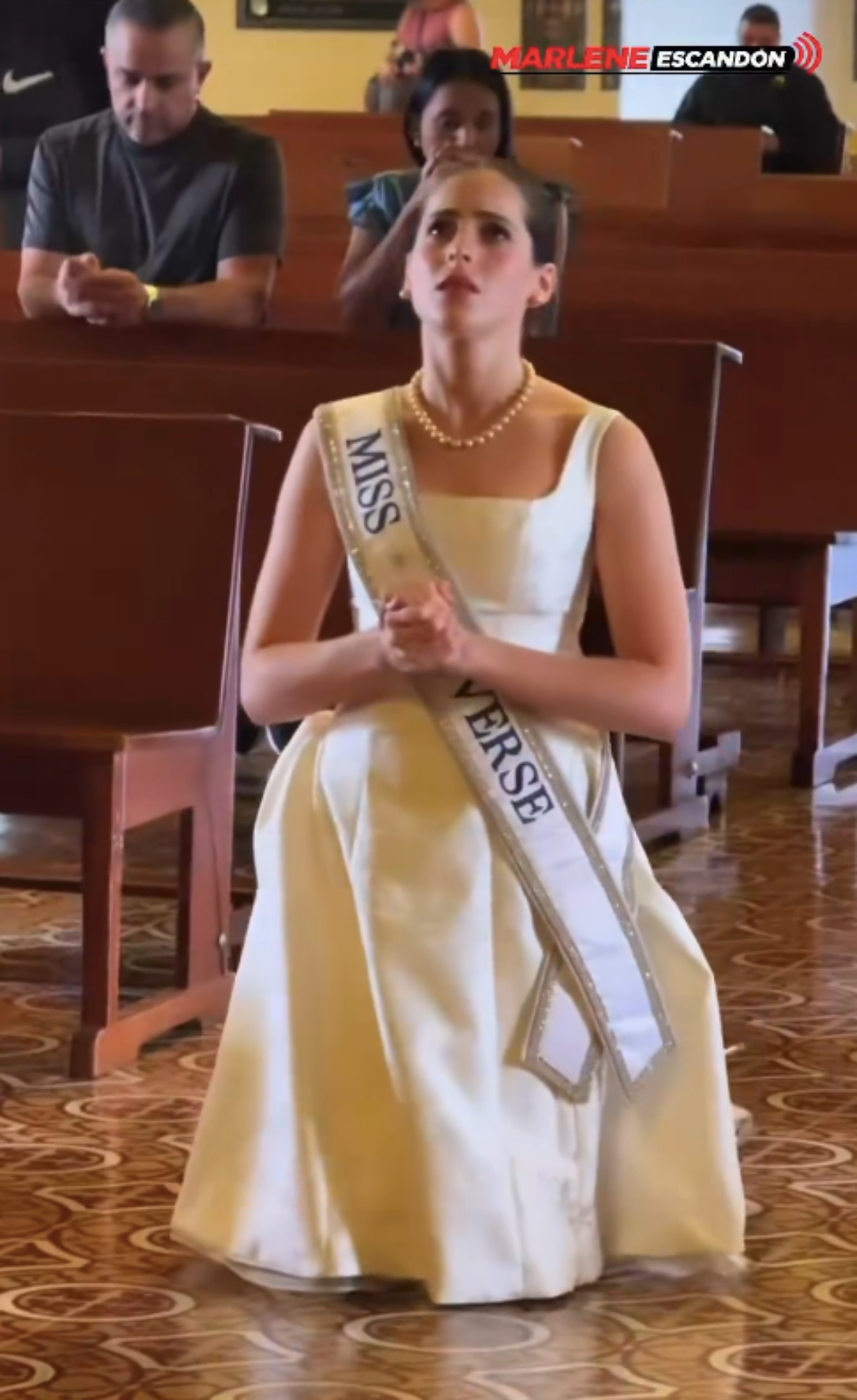 Fátima Bosch, Miss Universo aparece entrando de rodillas a iglesia