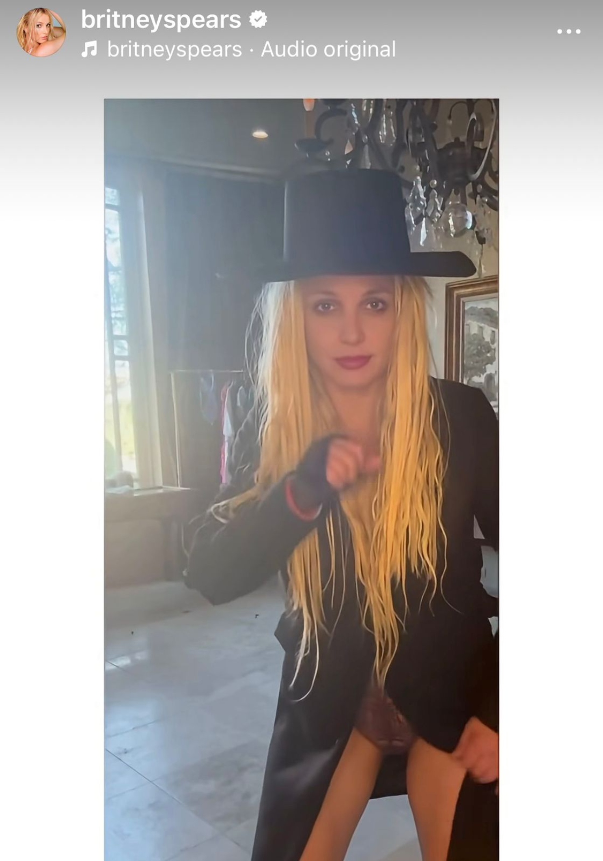 Britney Spears surprises and changes her look
