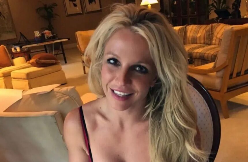 Britney Spears surprises and changes her look