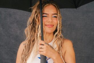 Karol G aparece en motocicleta junto a un hombre