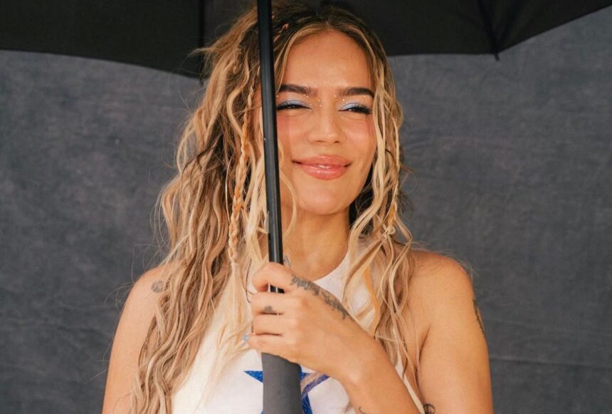 Karol G aparece en motocicleta junto a un hombre